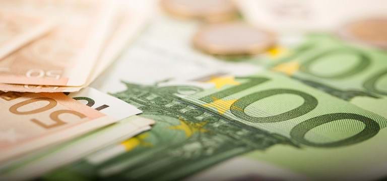 Urteil: Seniorin zerreißt Banknoten im Wert von 18.500 Euro und verlangt Ersatz